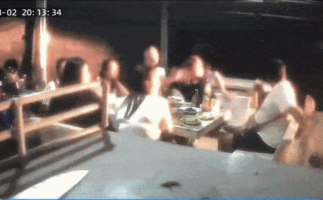 Người đàn ông lái xe lao thẳng vào quán ăn khiến 7 người bị thương: Nghi do ghen tuông