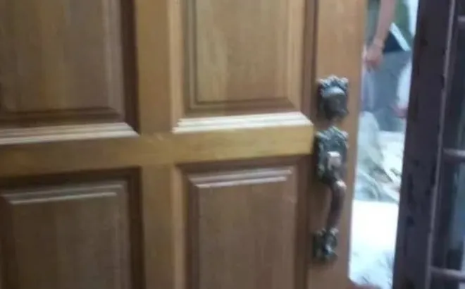 Hàng xóm ngửi thấy mùi lạ, phá cửa vào thì phát hiện cảnh tượng ám ảnh