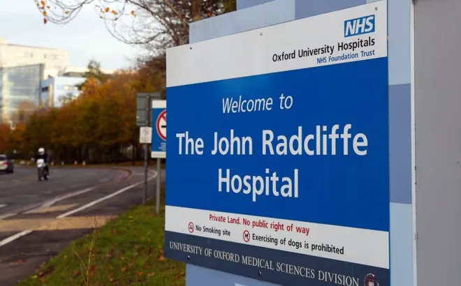 Hộ sinh bỏ ra ngoài khi vợ chuyển dạ nguy hiểm, người chồng run tay tự đỡ đẻ và phát hiện điều khiến anh lạnh sống lưng