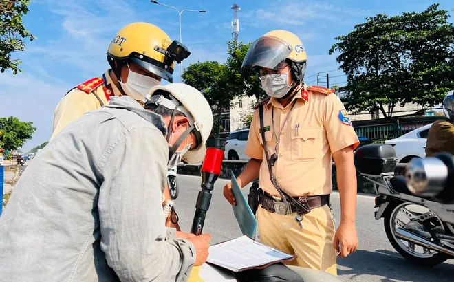 "Vô tư" làm điều này khi đi xe máy có thể bị phạt tới 8 triệu đồng