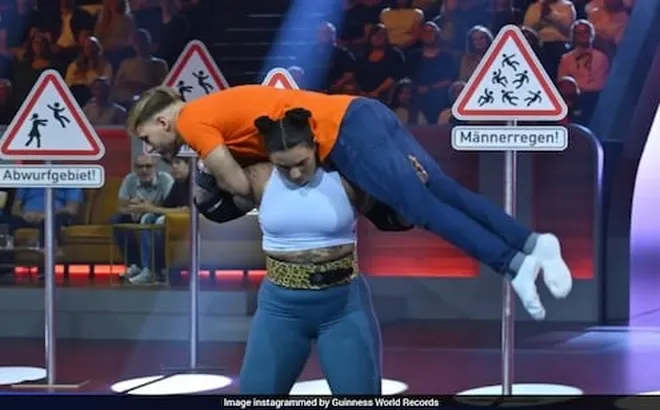 Clip: Nữ lực sĩ khiến người xem không kịp chớp mắt với màn nâng và ném liên tiếp 10 người đàn ông xuống sàn