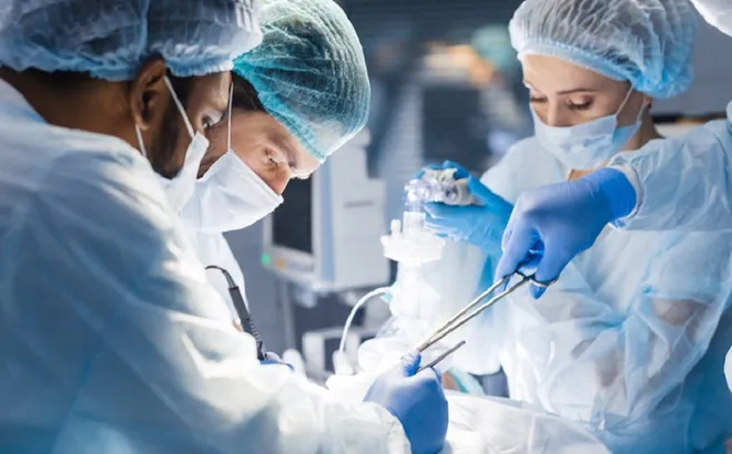 Sai sót trong ca phẫu thuật khiến bệnh nhân tử vong, bác sĩ bị điều tra vì "13 phút chần chừ"