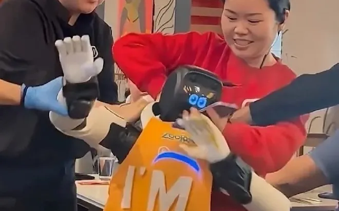 Clip: Đang phục vụ thì robot bỗng “trở chứng”, mất kiểm soát, nhân viên phải vội kéo ra ngoài