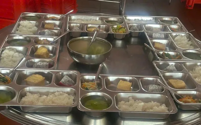 Đắk Lắk: Phụ huynh phản ánh bữa ăn nghèo nàn tại Trường Tiểu học Quốc tế