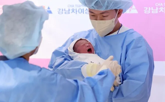 Sau 17 năm không có một đứa trẻ nào chào đời, cả ngôi làng vỡ òa khi nghe tiếng khóc đầu tiên, băng rôn treo kín khắp các con đường