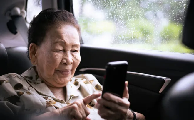 Tin rằng mình đang yêu, cụ bà 84 tuổi dành cả ngày trò chuyện với “tổng tài” và cái kết khiến ai cũng xót xa