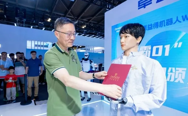 Gây bão mạng xã hội: Robot đẹp trai như tài tử, cao 1m75, học tiến sĩ Học viện Sân khấu Thượng Hải