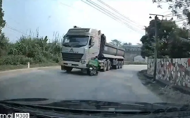 Clip: Kinh hãi khoảnh khắc nam shipper phóng như bay tông thẳng vào đầu xe tải
