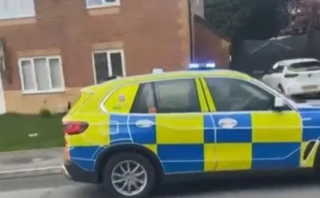 Khoảnh khắc gây sốc: Những đứa trẻ cướp xe cảnh sát khi đang làm nhiệm vụ