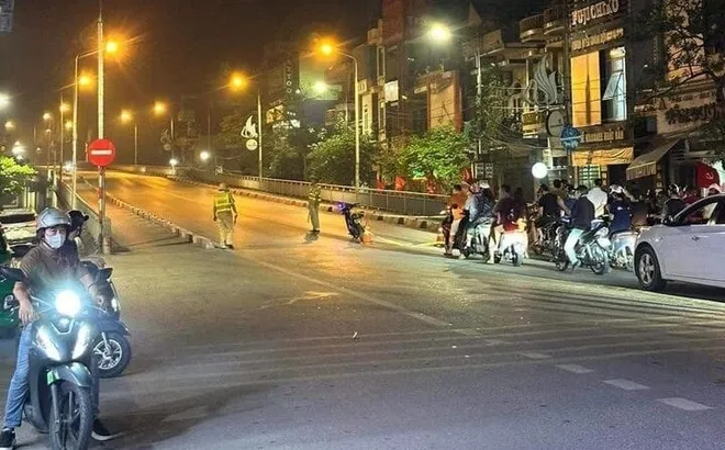 Nghi phạm tàng trữ ma túy nhảy cầu bỏ trốn khi cảnh sát đang áp giải bằng ô tô đặc chủng