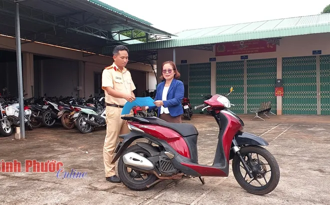 Xử lý vi phạm nồng độ cồn, bất ngờ tìm lại xe SH Mode bị mất 5 năm trước cho chủ nhân
