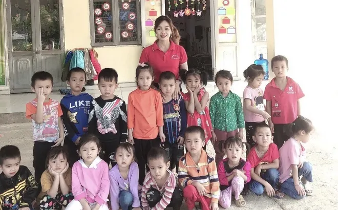 Câu chuyện cảm động về những cô giáo trẻ: Dành cả tuổi thanh xuân để "cõng chữ lên non"