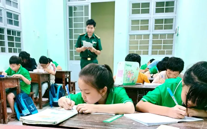 Tấm lòng của thầy giáo quân hàm xanh miệt mài “gieo chữ”