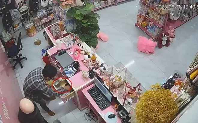 Camera "tố cáo" 2 đối tượng dùng dao khống chế, trói tay nữ nhân viên cửa hàng ở Bình Phước rồi cướp tiền, mặc nạn nhân van xin