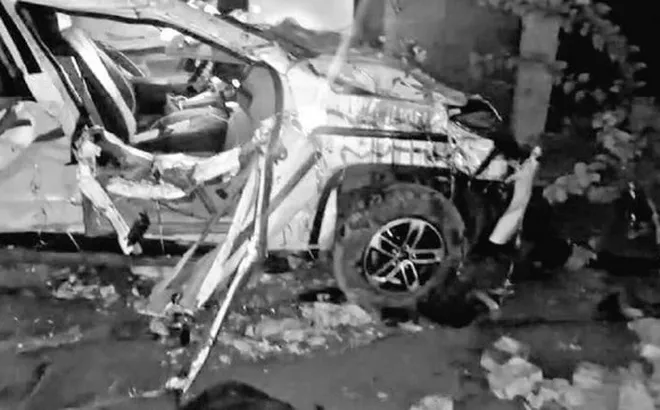 Xe đón dâu gặp nạn kinh hoàng: Chú rể cùng 4 người thiệt mạng khi ô tô đâm vào tường