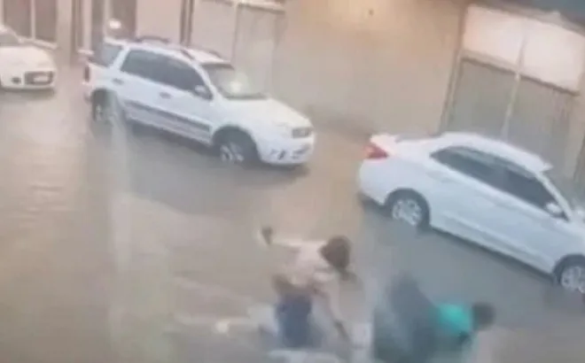 Lội nước để đến lớp học, nữ sinh 17 tuổi bị điện giật tử vong thương tâm: Camera ghi lại giây phút cuối cùng ám ảnh