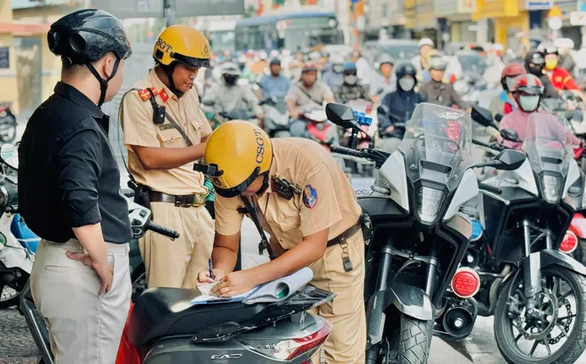 Năm 2026, mức phạt tiền đậu xe máy trên vỉa hè trái phép quy định thế nào?