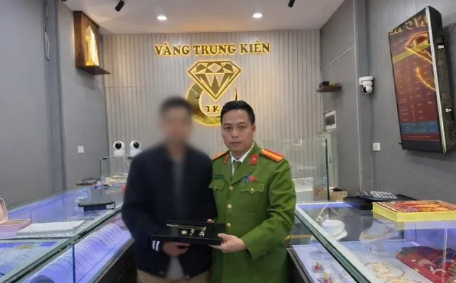 Nam sinh viên suýt trúng bẫy lừa, lấy vàng và tiền của gia đình đem bán