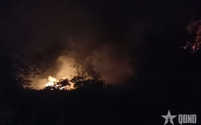 Cháy rừng dữ dội trên núi Bàn Cờ, hàng trăm người cùng nhau dập lửa