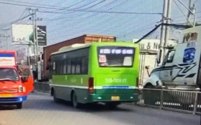 Clip: Danh tính tài xế điều khiển xe buýt vun vút ngược chiều trên tỉnh lộ ở Long An 