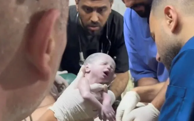 Mổ cứu thành công em bé có mẹ thiệt mạng trong không kích tại dải Gaza