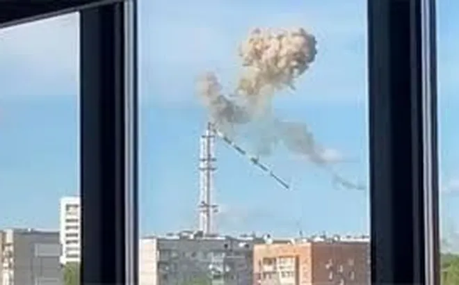 Khoảnh khắc tháp truyền hình Ukraine gãy gục vì đòn không kích của Nga