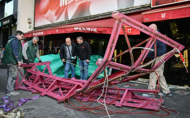 Clip: Cối xay gió Moulin Rouge - "động tiên" giữa lòng Paris sụp đổ